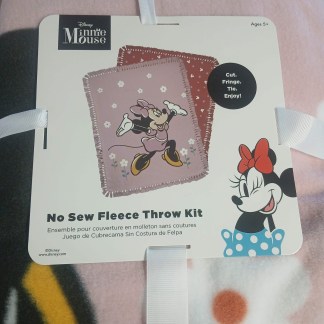 72" x 60" Disney Minnie Mouse No Sew Blanket Kit